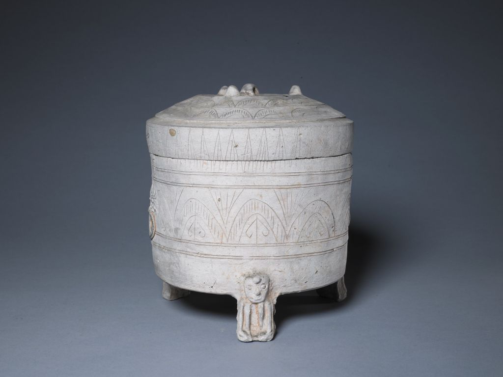 图片[1]-Blue-glazed carved tripod porcelain bottle-China Archive